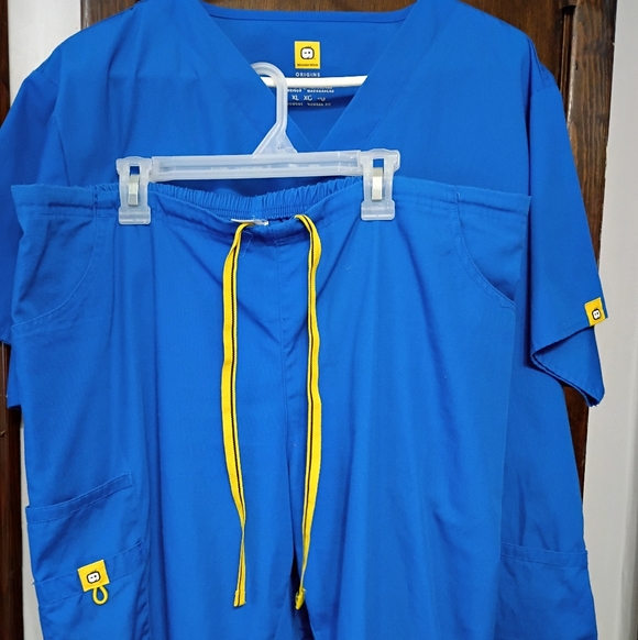 WonderWink Origins V-Neck Scrub Top And Bottom in Royal Blue - Picture 3 of 6